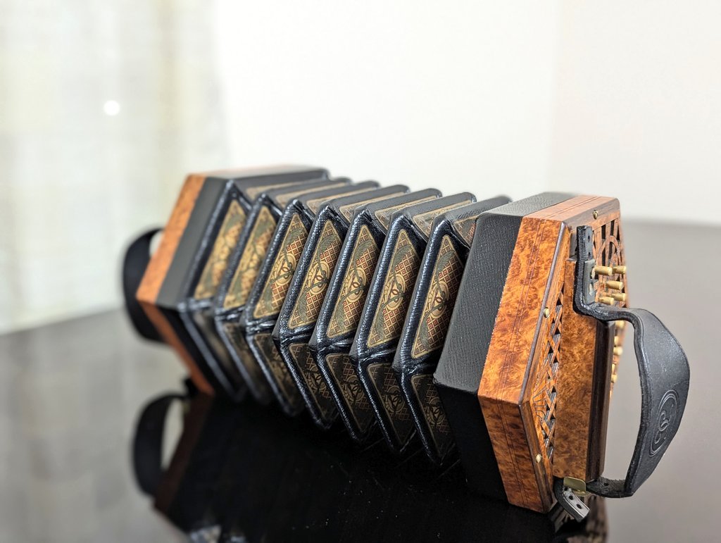 ryo_concertina's tweet photo. おはようございます！
今日はアコーディオンの日🪗
私が演奏している楽器はよく間違われますが「コンサーティーナ」といいます。
同じ蛇腹楽器の仲間ですが、アコーディオンよりは小さく、六角形なんです。

音色が気になったら私のメディア欄やYouTubeをぜひ覗いてみてください☘️ https://t.co/tiYCIk2C4G