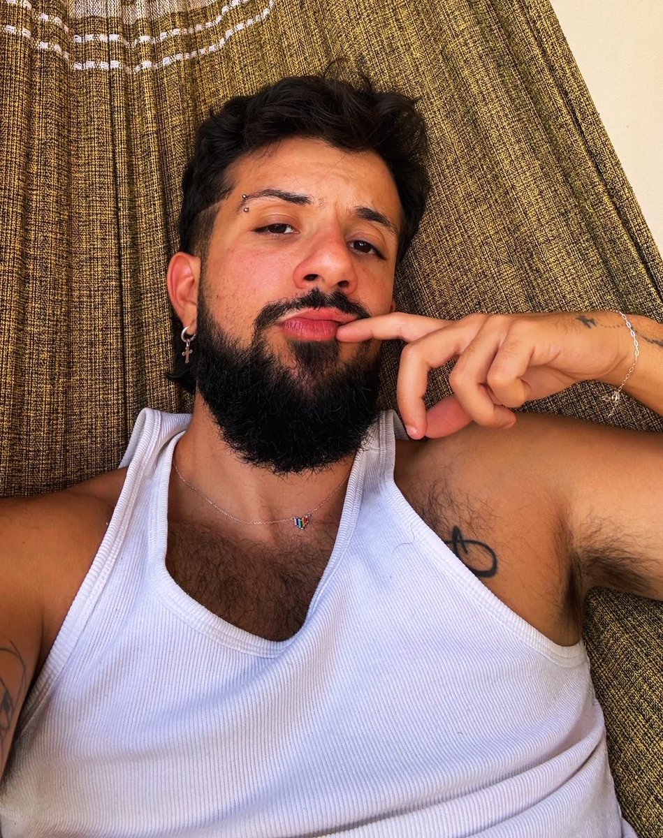 transgritude's tweet photo. Essa pessoa aqui é um transmasculino não binário ele/ela, de acordo com essa comunidade distorcida uma LÉSBICA poderia se atrair por ele?¿ Meu deus só nessa essa rede maluca mesmo…. https://t.co/QRY2KCL5Dp