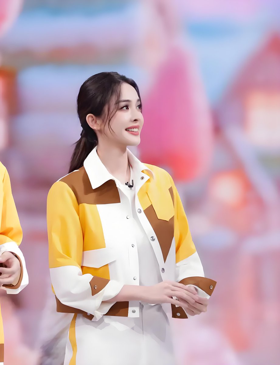 irisissummer's tweet photo. Just finished watching the hottest new variety show! The games are so fun and the cast has such great chemistry—can’t wait for the next episode!  #VarietyShowNight #WeekendVibes https://t.co/RIazkBq0h5