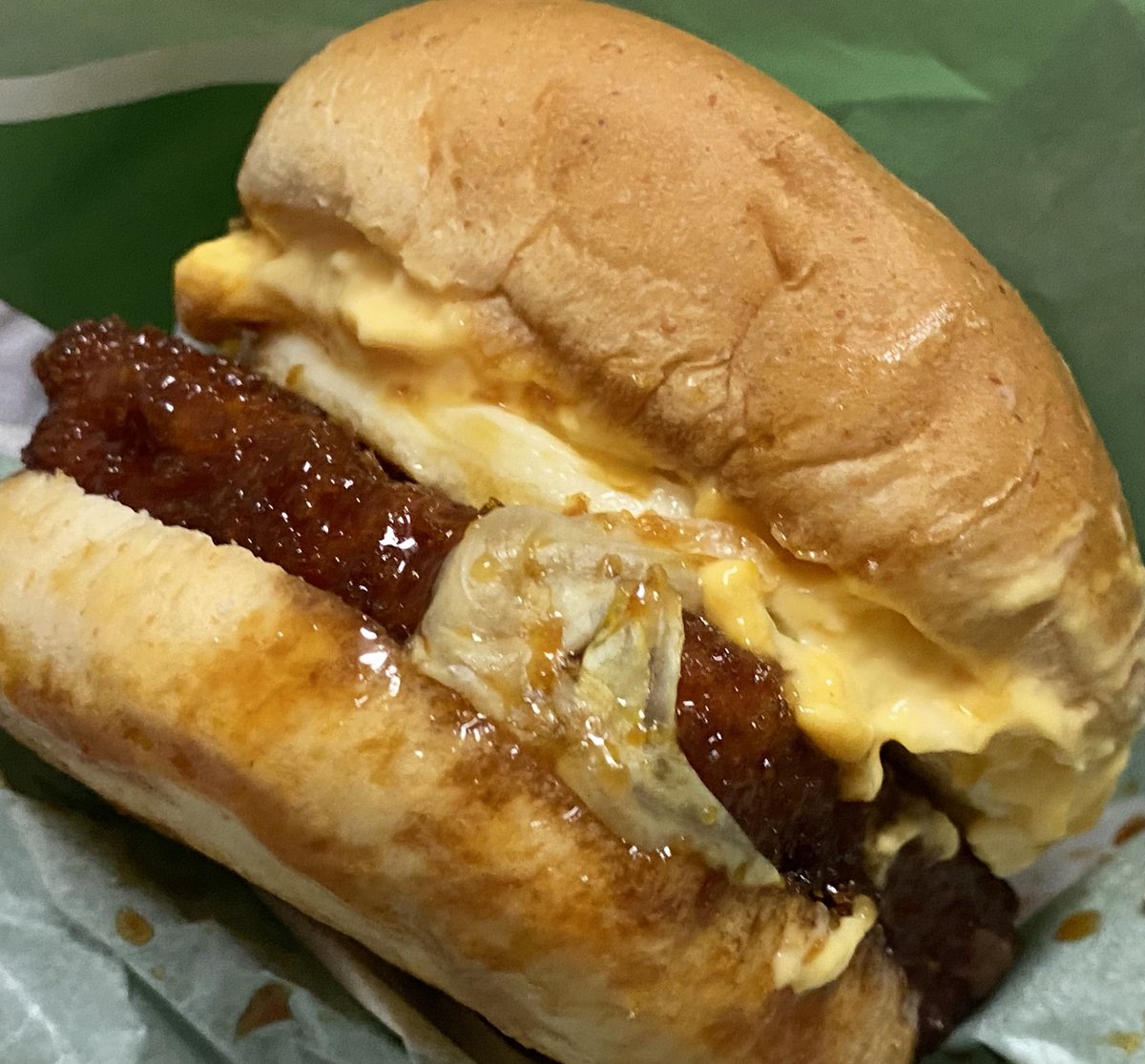 rojiroji15's tweet photo. 今日の夜からSS参戦！
明日はマックの月見バーガー買ってくる予定ですが先日いただいたケンタの和カツこぼれタルタル🍔を先にご査収ください（忘れてた） https://t.co/uLaL4LiO4Y