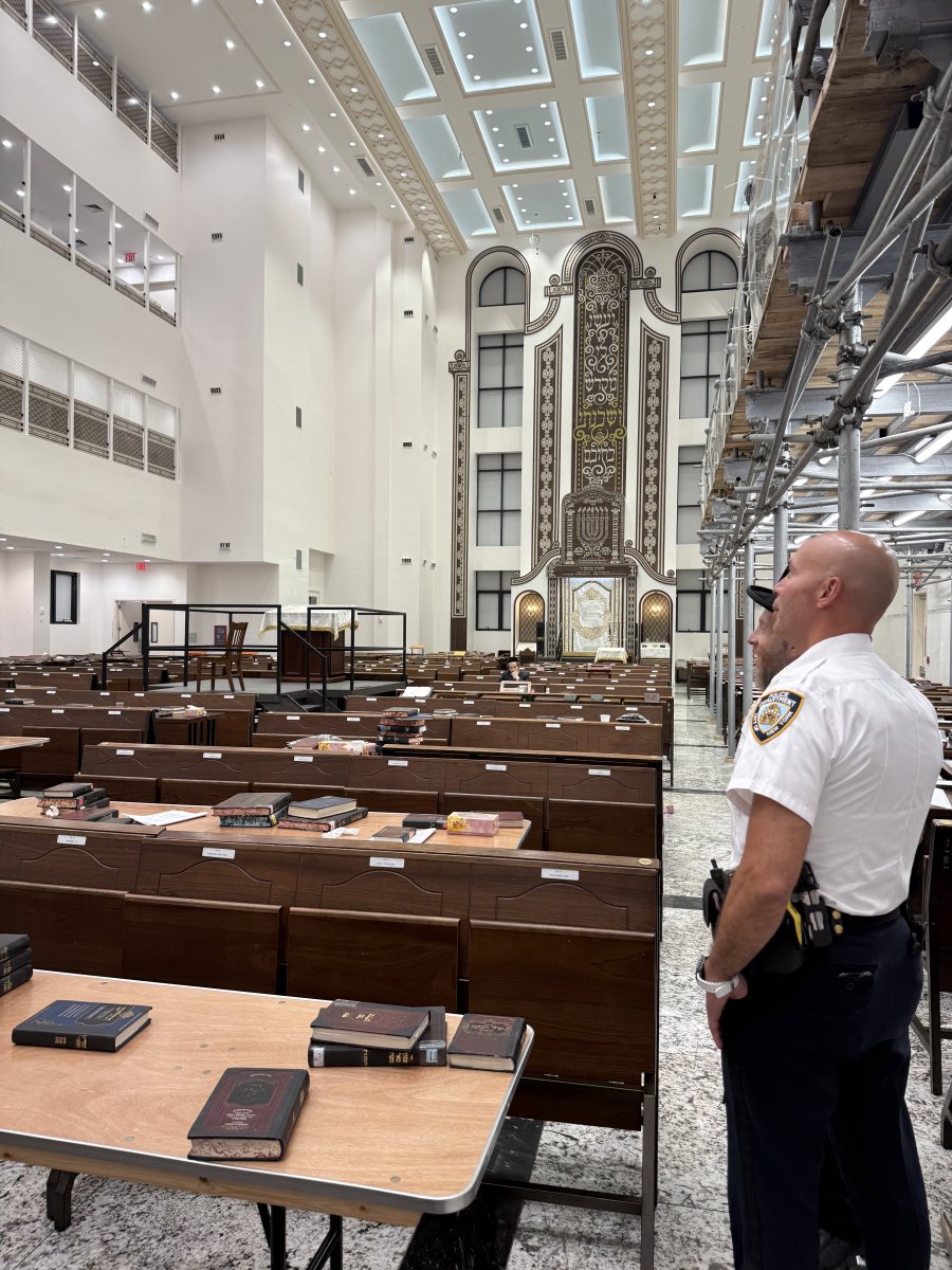 NYPD66Pct's tweet photo. The NYPD 66th Pct Commanding Officer and Community Affairs officers visited our local synagogues ahead of Yom Kippur. We remain committed to working with our houses of worship and community partners to help ensure a safe and secure holiday for all. 🕍👮‍♂️ https://t.co/q656dPocUT