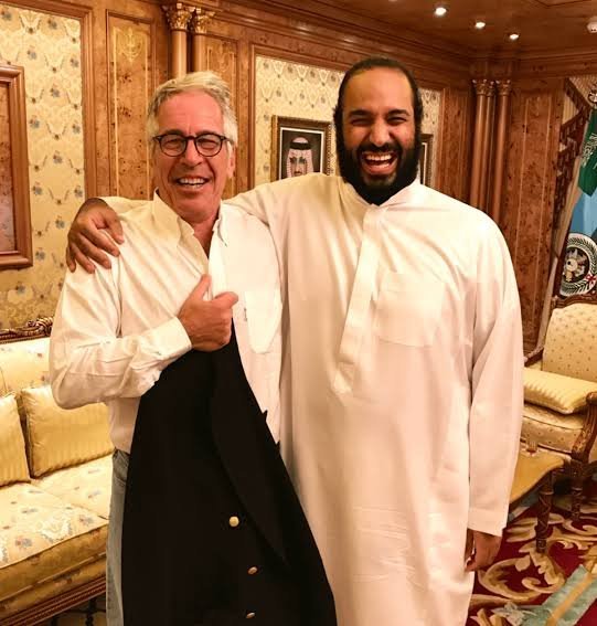 SoftWarNews's tweet photo. Arab Saudi menuduh Yaman berniat menyerang Mekah, dan menyatakan kekhawatiran tentang kesucian Ka'bah

Ironisnya! Kerajaan Arab Saudi menggelar festival music dengan menodai kesucian Ka'bah , dengan membuat replika Ka'bah dan menjadikannya altar untuk berjoget. 

Bahkan kerajaan Arab Saudi menyerahkan Kiswah Ka'bah kepada Epstein. 

Jadi, siapa sebenarnya yang justru menodai dan menargetkan Mekah dan Ka'bah serta situs-situs suci Islam. 

Siapa yang meratakan makam-makam dengan dalih syirik? 

Sementara Yaman sejak dimulainya perang 2015 hingga saat ini, tidak ada catatan serangan yang menargetkan Ka'bah/Mekah maupun Madinah.
