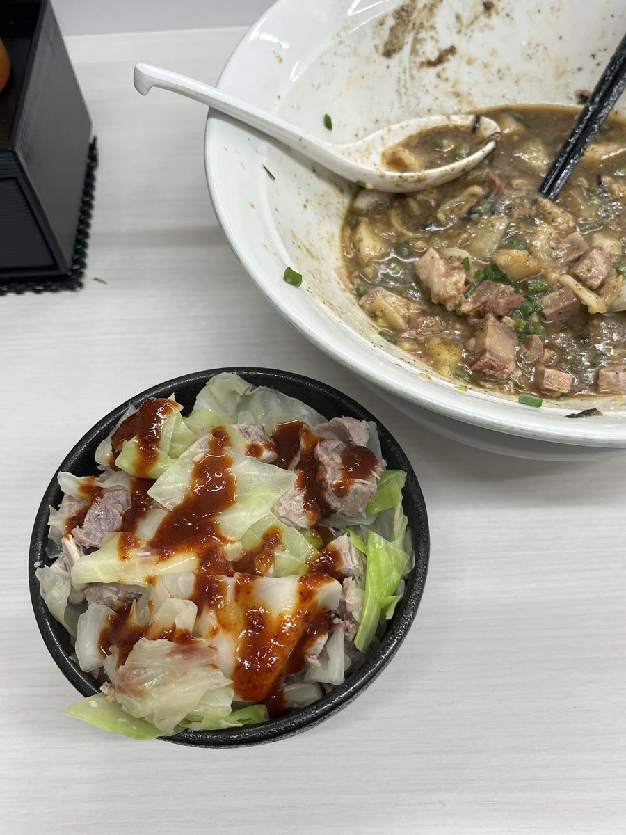 tarotarosmile's tweet photo. 昨日の晩御飯はRAMEN.R様
ŧ‹"ŧ‹"(*´ч`*)ŧ‹"ŧ‹"

冷やしニボ玉500🥚
タマネギキャベチャー飯

食べ納め😢
せっかくなので普段より多めに🤏
最後にして
完成系+贅沢の極みが
完成した気がする✨
また来年もお会いしましょう🐟

ごちそうさまでした🎶
#RAMENR
#RAMEN_R https://t.co/SkFGhwZyo6