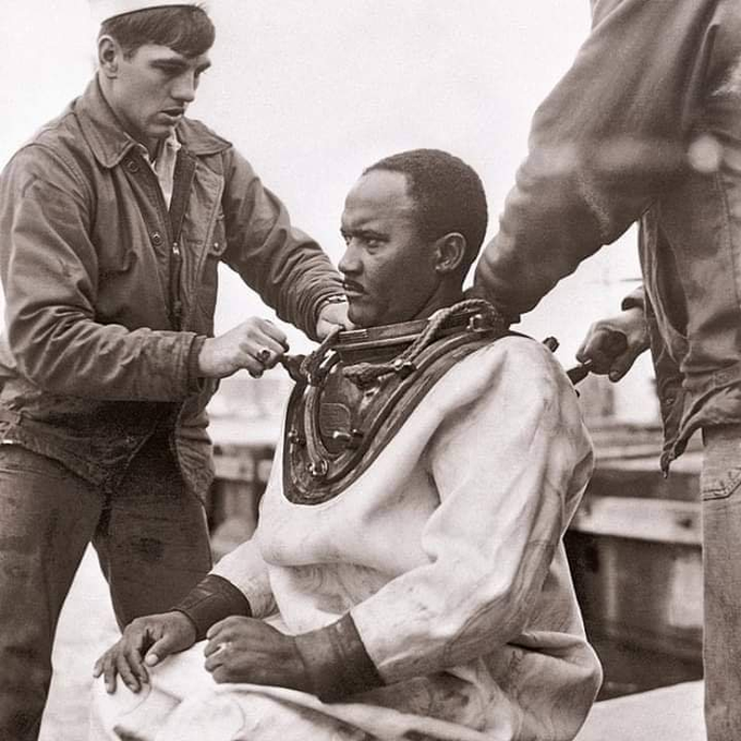 viagempassado's tweet photo. CARL BRASHEAR: UM HOMEM DE HONRA!  

De um simples cozinheiro a um marco na história da Marinha dos EUA como o primeiro mergulhador negro e amputado.  

Vem no 🧵 conhecer essa história. https://t.co/U8eyz6Mwow