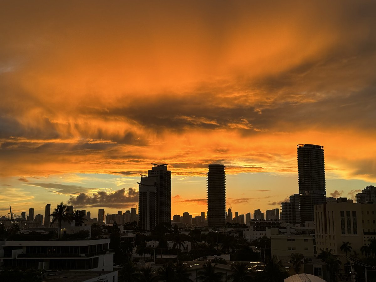 FingLupus's tweet photo. Beautiful sunset tonight over Miami where the best doctors practice. https://t.co/AgJ4FgKpaF