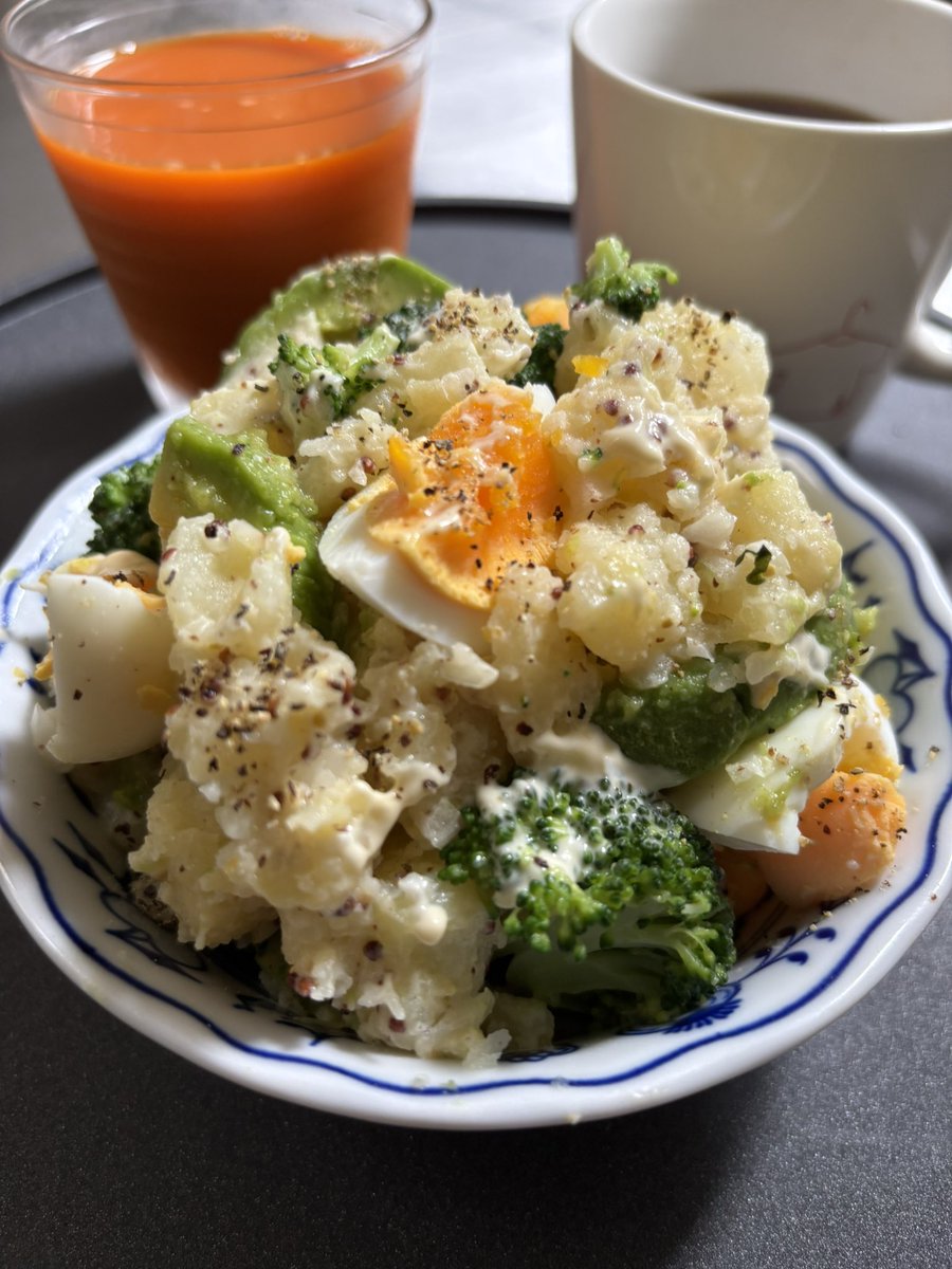 hamauchichinami's tweet photo. #朝食　これでもかー❗️と思う位
朝から大盛りポテトサラダ
我が家のポテトベースは熱いうちに
🧅、マスタード、ビネガー、塩胡椒、蜂蜜少しを入れ混ぜておく事
具材は🥑ゆで卵🥚🥦
マヨ、チーズを混ぜ込み完成
朝からパワー全開 ！　今晩楽しみ😊
#ポテトサラダ
#大盛り https://t.co/Bros9ueG3E