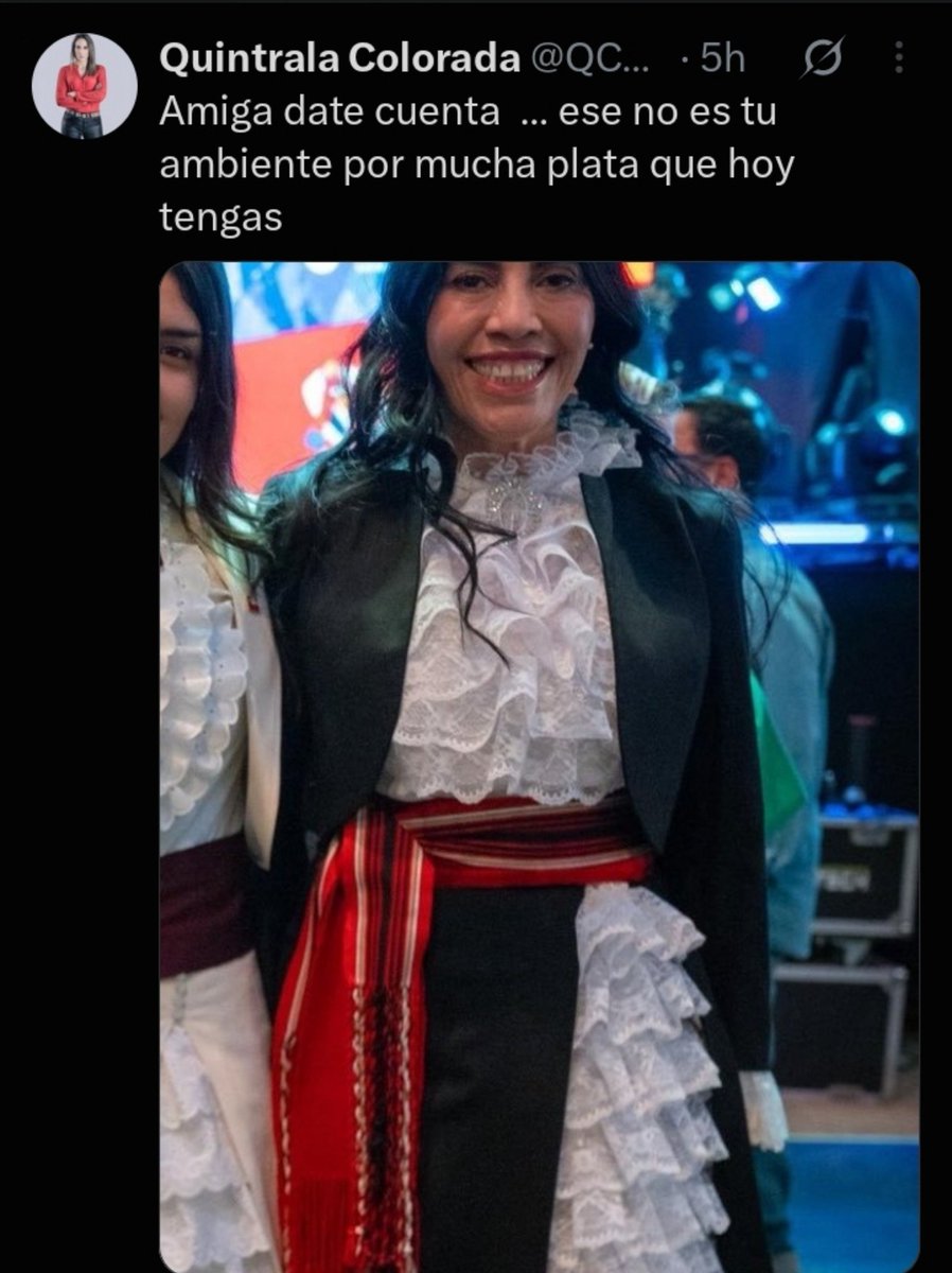 IriartePirincho's tweet photo. Qué paradojal: 

Estos personajes dicen defender al "pueblo", pero también le fijan los límites.
"ese no es tu ambiente" le dice. Usando su origen para desacreditar cualquier mérito. Y se les cae así el discurso en un segundo. Al final, pareciera no molestarles la desigualdad. Más bien les molesta la integración y el libre albedrío.