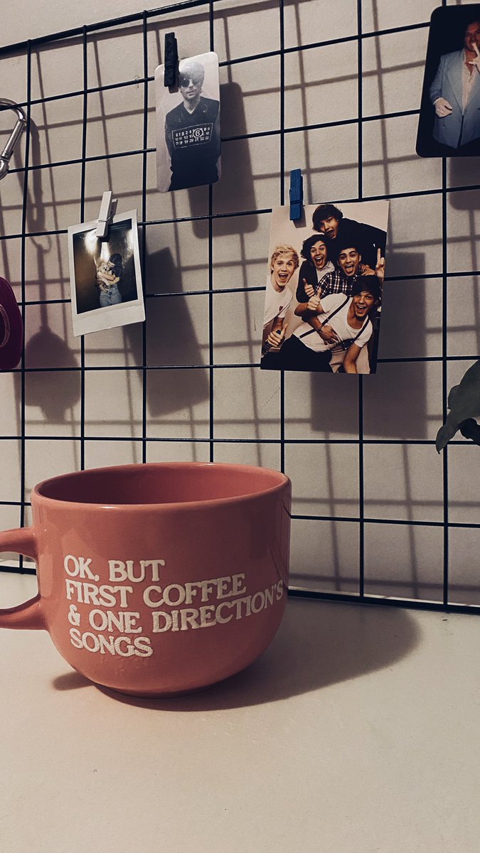 muschazz's tweet photo. lembrando de quando comprei minha caneca da 1d pra tomar café no estágio e chegou uma CUMBUCA https://t.co/c06hX5LMir