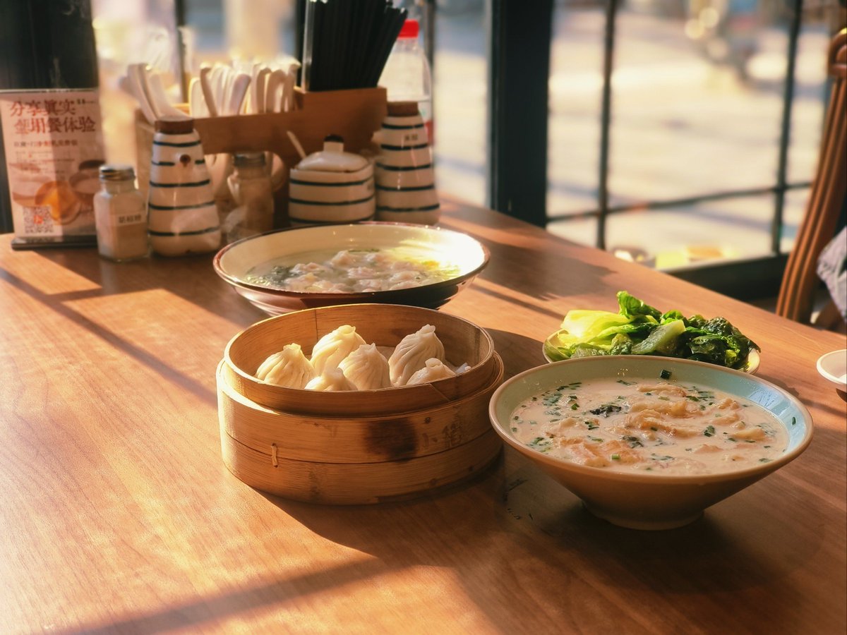 chighd_'s tweet photo. Late night snack alert: Warm pork bone congee, soft steamed buns, and a pot of jasmine tea waiting for you at this tiny street-side eatery. No rush, just comfort. https://t.co/7NyA0OFGXp