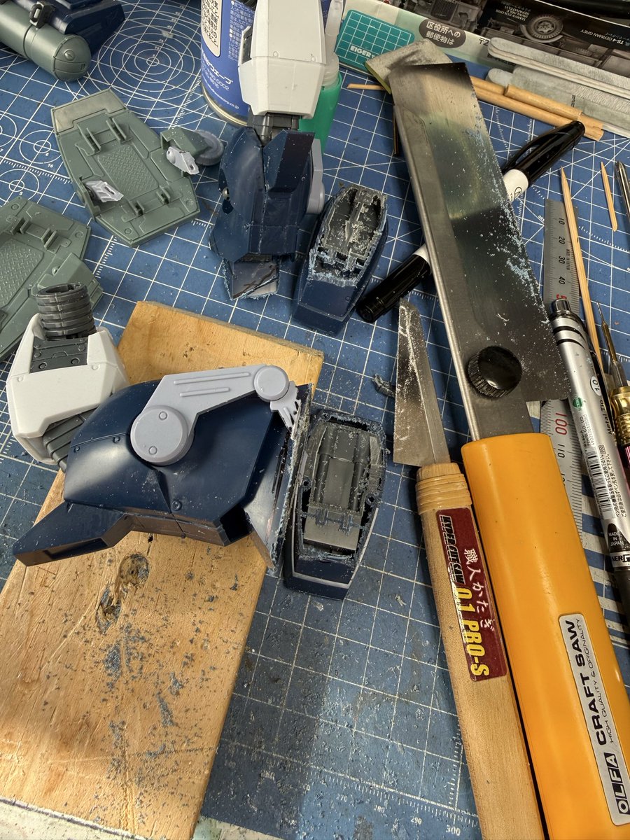 WildRiverArakaw's tweet photo. ボトムズ模型総合演習用:円形劇場作り方

#2026ダイビングビートル円形劇場

川の水面に合わせてダイビングビートルの両脚をカット

愛用のハイパーカットソーと
オルファのクラフトソー https://t.co/ouYLOjxKlU