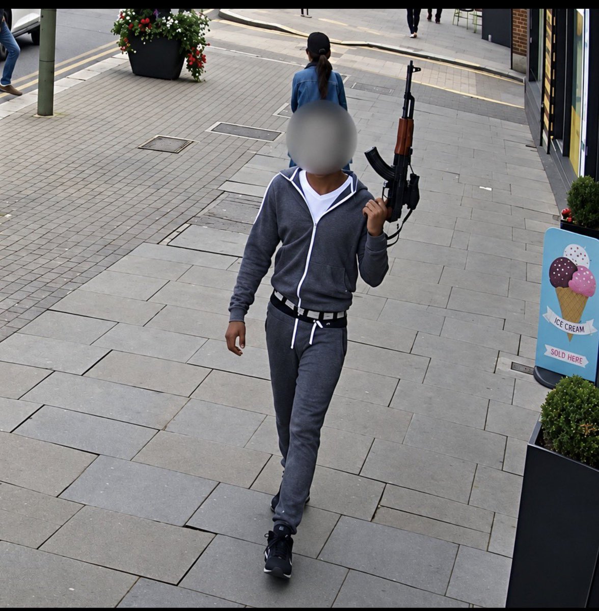 BGatesIsaPyscho's tweet photo. 🚨🇬🇧 Meanwhile in London 

UK Police release this picture of a Man carrying a gun down the street in London

However they blurred his face

Why?

They don’t wish to offend any section of society. https://t.co/uJr1Bwk5A7