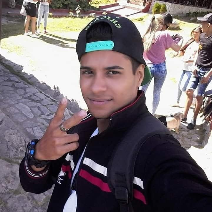 CarlosGomehr9x's tweet photo. Clase mamá de pinga le da la jeva de este hetero, lechero full esas pingonas cabezona son otra cosa 💥🍆💦 https://t.co/WaeWPX6uLh