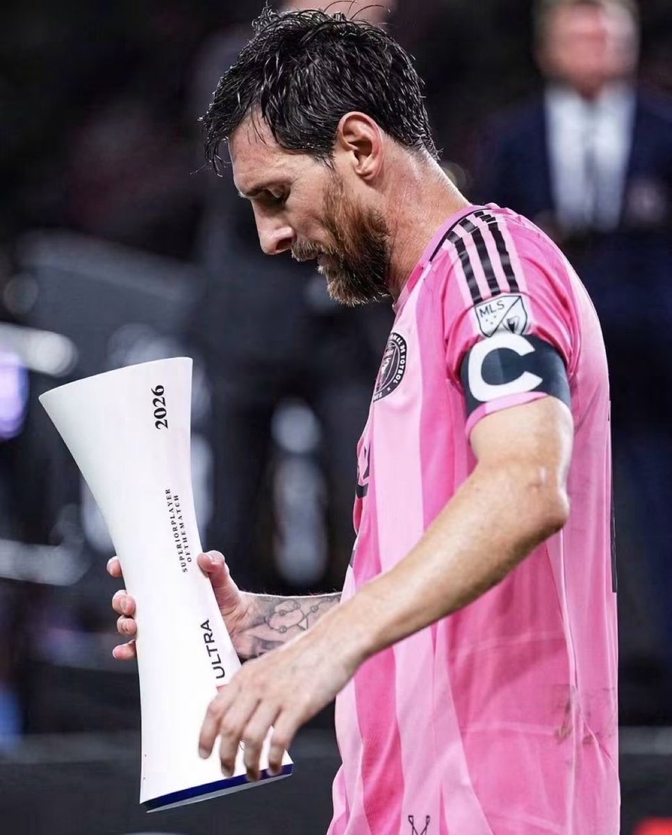 Amr13jn's tweet photo. 🚨 لم يفز أي لاعب كرة قدم بـ320 جائزة أفضل لاعب في المباراة طوال مسيرته.

ليونيل ميسي حصل بالأمس على جائزته رقم 453 كأفضل لاعب في المباراة. 🤯🐐 https://t.co/A2PaBxMeDE