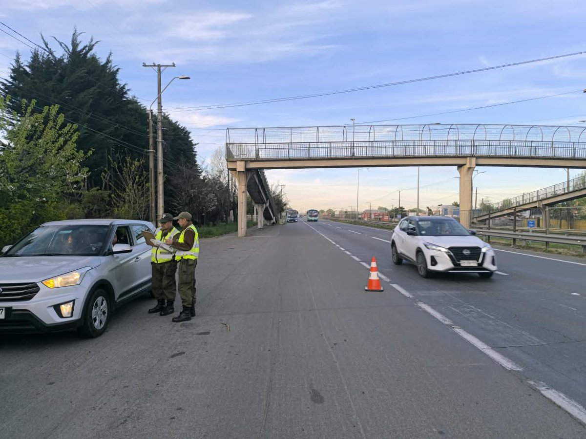 CarabNuble's tweet photo. Se estima de que este fin de semana de #FiestasPatrias cerca de 176 mil vehículos circularán por las rutas concesionadas de #Ñuble, y para fortalecer la prevención de siniestros viales, Carabineros de la #SIAT refuerza patrullajes, monitoreo y controles vehiculares. https://t.co/lNdrDwZVmH