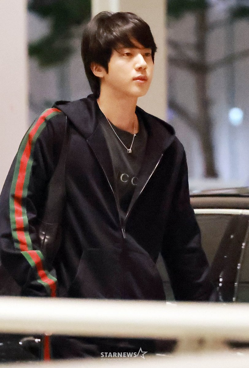 hourjinnie's tweet photo. 260917 | JIN AT INCHEON AIRPORT TO LAS VEGAS 🇺🇸 

Have you all reacted to the articles today? Make sure you react 👍🏼 

• https://t.co/sZ8qZVRTh1
• https://t.co/XdEGIeqjxs
• https://t.co/5oN1Zz86jN
• https://t.co/Onxe4GlXoc

#방탄소년단진 #진 #BTSJIN #JIN https://t.co/r03osQI2b6