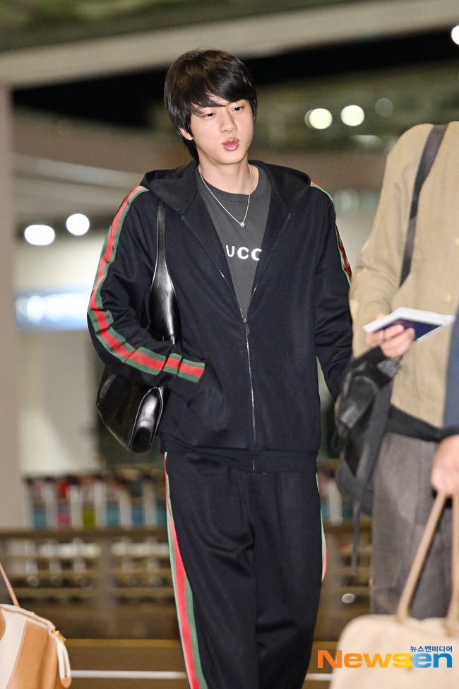 hourjinnie's tweet photo. 260917 | JIN AT INCHEON AIRPORT TO LAS VEGAS 🇺🇸 

Have you all reacted to the articles today? Make sure you react 👍🏼 

• https://t.co/sZ8qZVRTh1
• https://t.co/XdEGIeqjxs
• https://t.co/5oN1Zz86jN
• https://t.co/Onxe4GlXoc

#방탄소년단진 #진 #BTSJIN #JIN https://t.co/r03osQI2b6
