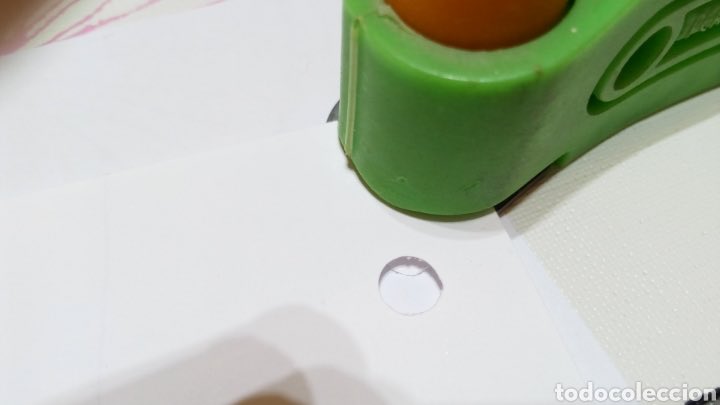 function0x's tweet photo. @Cypher1984 Una perforadora.
Suele utilizarse como material de oficina para perforar hojas o cartulina y ponerlas en carpetas de anillas, pero el material plástico fino (como una tarjeta) lo perfora perfectamente.

Hago 2 perforaciones donde está el CVV, y desaparece por completo. https://t.co/76AQ5ioZSr