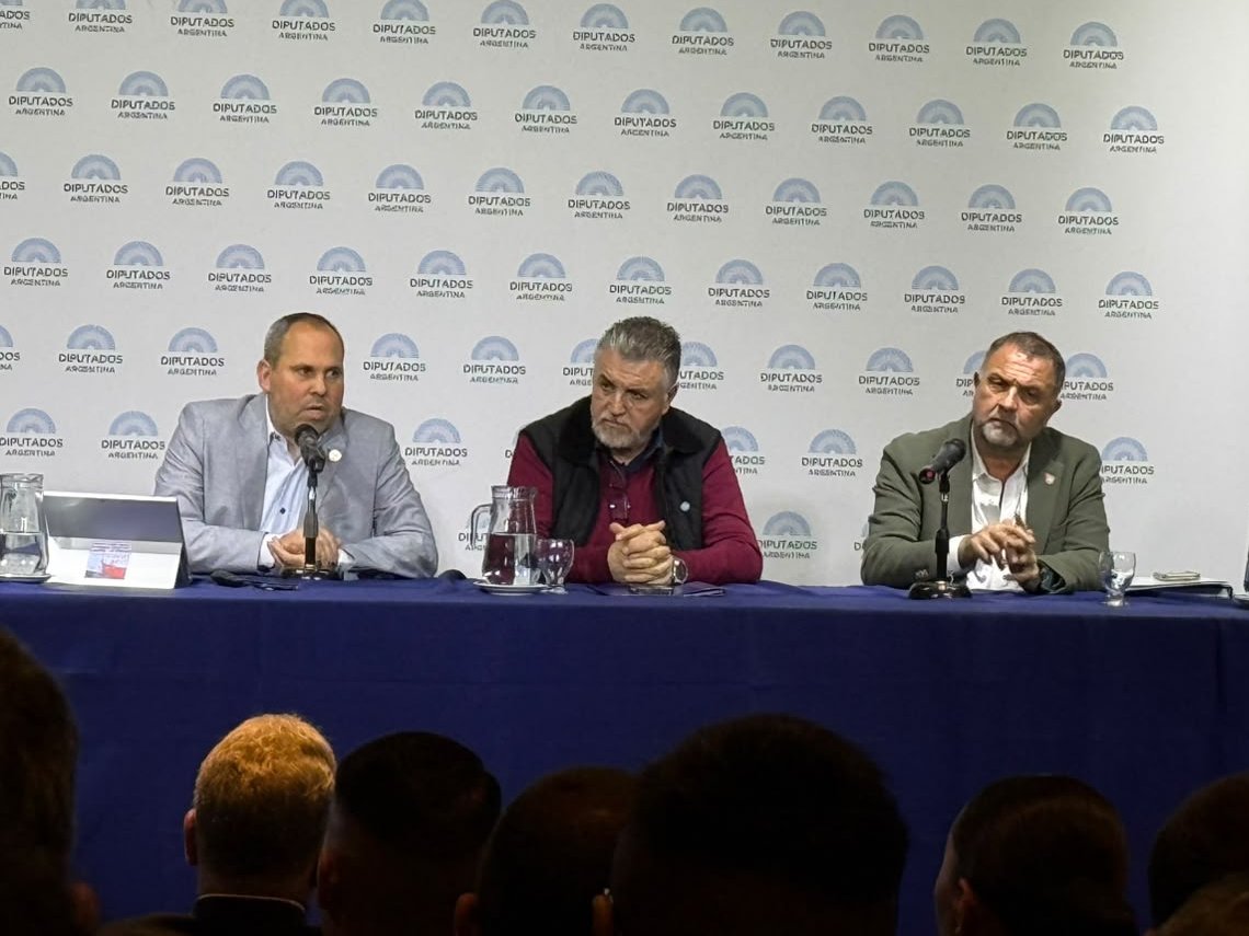 siconaraok's tweet photo. Nuestro Secretario General, @vilar_mv, participó en la Cámara de Diputados de la jornada "La Marina Mercante Argentina, importancia económica, logística y estratégica", organizada por el diputado nacional Jorge Taiana junto a la Liga Naval Argentina.

https://t.co/gIos3CeLs2 https://t.co/NQ5w8a6UR4