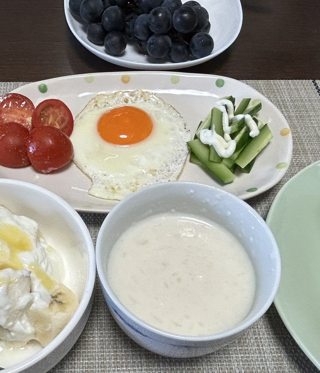 OTaichiu's tweet photo. ヨーグルトメーカーで飲む点滴･甘酒をつくってみたら…
市販されている甘酒よりも濃厚で甘い❣️
ご飯も入れてるからコレだけで朝ごはんは十分なくらい👆
ますます元気になりそう😅 https://t.co/sZzS2yshl5