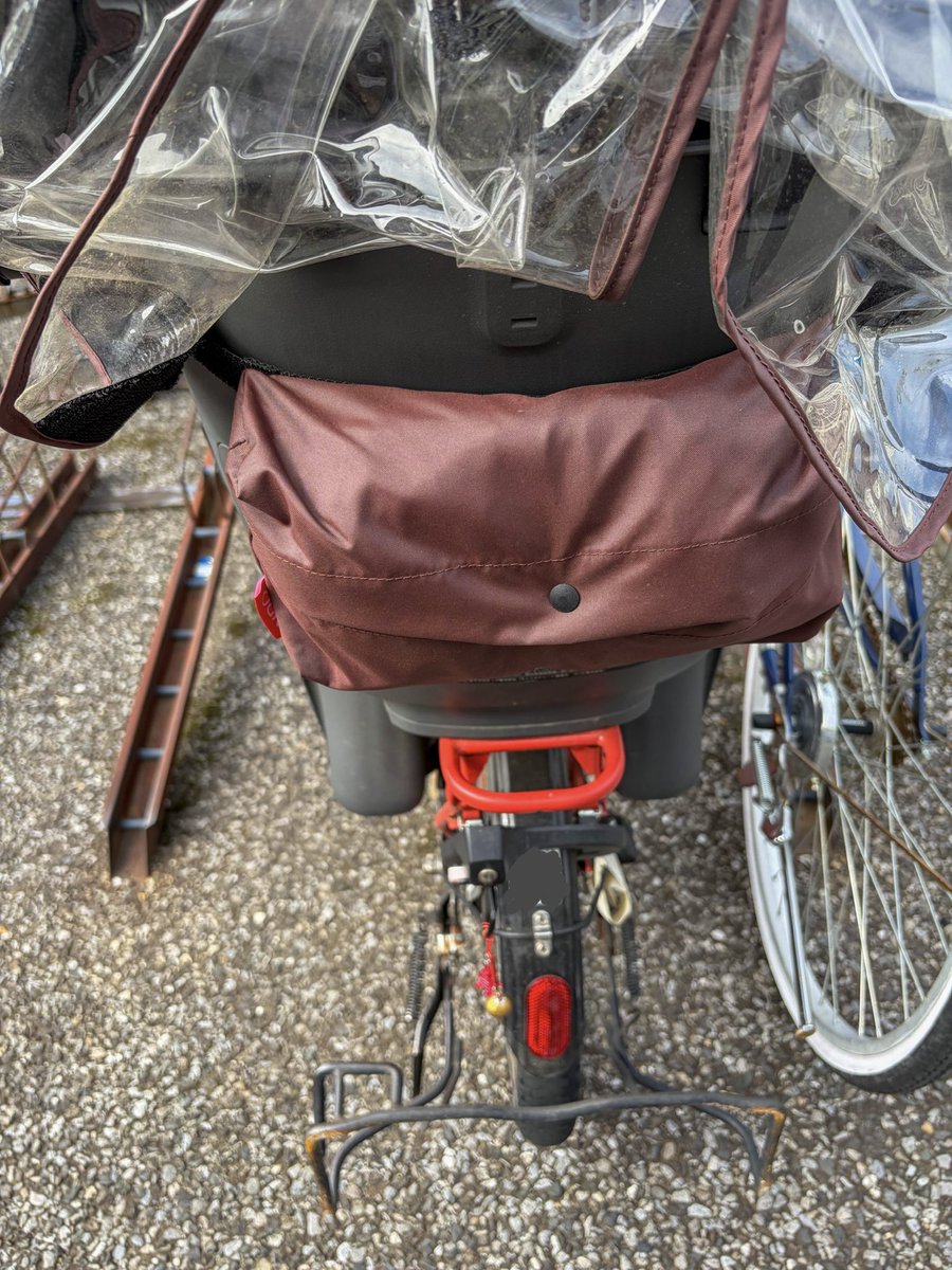 mama_no_hack's tweet photo. もしもし…自転車で保育園送迎してるママ聞こえますか…ギュットの電動自転車乗ってるならレインカバーは純正じゃなくてOGK一択だよ…ファスナーレスだから、ガバッと閉めとくだけでゲリラ豪雨でもシートが無事なの…朝のバタバタの救世主なの…しかもさらに便利なのが、 https://t.co/7nPq9PeIuS