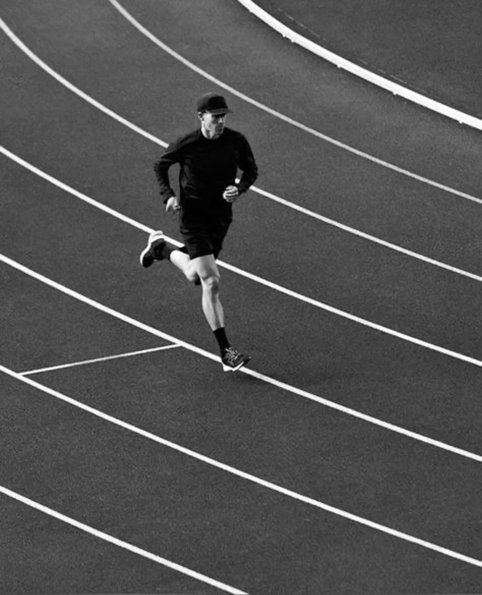 PaisleyAlljrl's tweet photo. With shaking long three fingers, it pointed at apple tree and I nearly squealed. https://t.co/DBVrSLauph