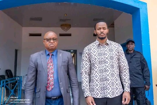 RogeroLohale's tweet photo. 🇨🇩 Sud-Ubangi | Gemena

Ce jeudi 17 septembre 2026, l’Honorable Landry BUSSA a échangé avec le Gouverneur a.i. du Sud-Ubangi, Son Excellence Gaby Mbombo, à son cabinet de travail à Gemena.

Au cœur de cet échange : la situation sécuritaire, l’état de la RN6 ainsi que la situation sanitaire liée à l’épidémie d’Ebola dans la province.

Des préoccupations qui touchent directement le quotidien de nos populations et qui nécessitent une attention particulière, une mobilisation collective et des réponses concrètes.

À travers ces échanges, l’engagement reste le même : être à l’écoute des réalités de la population et œuvrer pour la défense de ses intérêts. 🇨🇩

#LandryBussa #SudUbangi #Gemena #RDC
@LandryBussa @BussaGael @WillyBussa1 @JeanlucienB