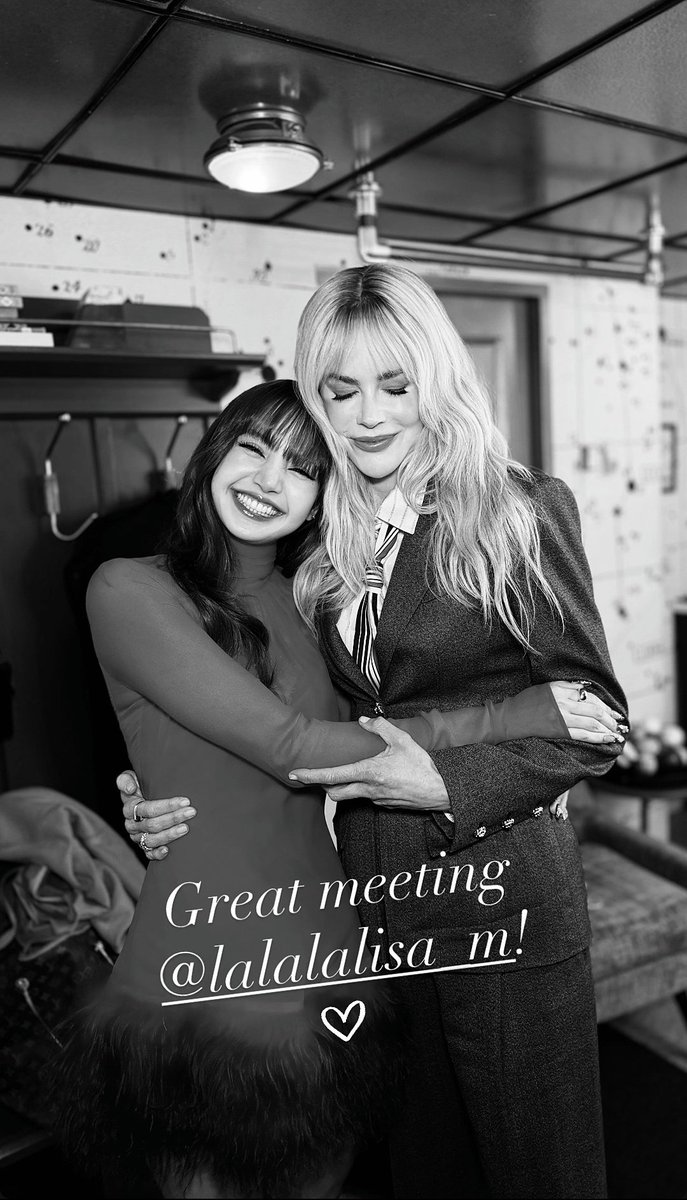 babylalisalloud's tweet photo. OMGGGG Nicole Kidman with #LISA https://t.co/QqIHzUGdXM