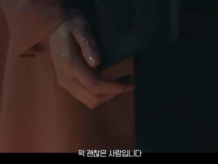 kkaeng05_3's tweet photo. 피묻은 총을 쥐던 손에 작디 작은 여자 손이 포개질 때…. 저는 죽겠습니다 https://t.co/6KWJA9YhfP