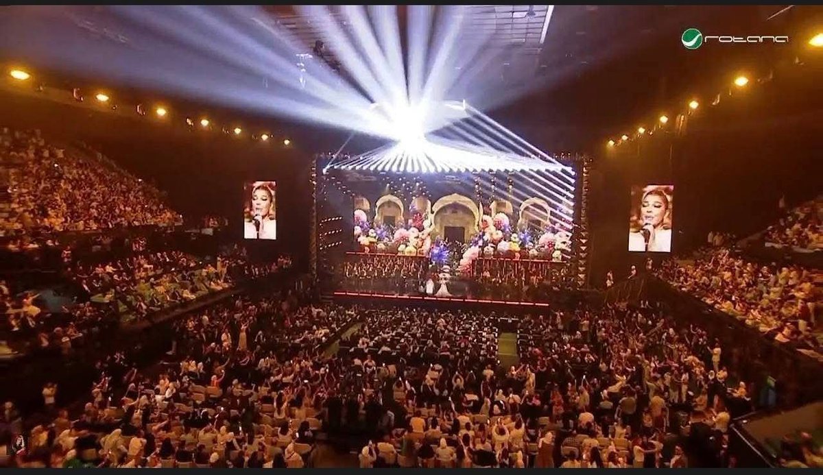 SFOUK_1's tweet photo. بالله عليكم، هل هذه هي حال سوريا اليوم. هل يعكس هذا المشهد واقع البلاد فعلا، أم أنه مشهد منفصل تماما عما يع��شه الناس. ماذا يشعر الفقراء، وماذا يشعر الذين يحتجون في الشوارع على الغلاء وتدهور ظروف المعيشة، وهم يشاهدون هذا الاستعراض وكأن البلاد بألف خير.

المشكلة ليست في الموسيقا، ولا في حق الناس في الفرح، بل في تسويق الحفلة وكأنها انتصار على التشدد، وتسويق هذا المشهد وكأنه صورة عن سوريا كلها.

وأعتقد أن اعتبار حفلة أصالة محاولة لدق إسفين بين السلفية والجولاني هو تبسيط شديد للمشكلة. المسألة أعمق بكثير من الخلاف على حفلة.

وهنا تظهر مشكلة نفسية وسياسية مهمة. إذا فشل القائد بينما بقيت الايديولوجيا محصنة من النقد، يصبح من السهل تفسير الفشل بطريقة تحمي الايديولوجيا نفسها. بدلا من القول إن المشروع نفسه يحتاج إلى مراجعة، يمكن القول إن الجولاني فشل لأنه ابتعد عن المنهج، أو تساهل، أو سمح بالمعاصي.

هذه إحدى الطرق التي يعمل بها التنافر المعرفي والاستدلال المدفوع. الإنسان قد يحمي معتقده الأساسي من المراجعة بأن يحمل الشخص مسؤولية الفشل، بدلا من أن يسأل إن كانت المشكلة موجودة في الفكرة نفسها.

ولهذا لا أرى أن المطلوب هو فصل الجولاني عن البيئة السلفية التي أنتجت مشروعه السياسي، ثم التعامل مع سقوط أحدهما وكأنه انتصار مع بقاء الآخر كما هو. إذا انتهى مشروع الجولاني يوما، يجب ألا تتحول النتيجة إلى حجة تقول إن المشكلة كانت في الرجل لأنه لم يكن سلفيا بما يكفي.

المطلوب ليس تغيير الشخص والإبقاء على الفكرة بلا مراجعة. المطلوب مراجعة العلاقة بين الدين والسلطة، وبين الفقه والدولة، وبين المقدس والسياسة.

ومواجهة السلفية لا تكون بحفلة. تكون بالتعليم والتربية والفلسفة والنقد الديني وإعادة النظر في الفقه، وبقانون يحمي حرية الإنسان من الوصاية. الحفلة تنتهي بعد ساعات، أما الفكرة فتبقى ما لم تناقش وتراجع.
🔴منقول 🔴