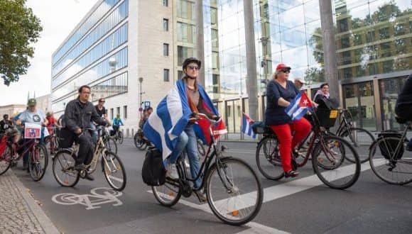 AnibalHG02's tweet photo. 🇩🇪🤝🇨🇺 Desde Berlín apoyo a #Cuba en contra del bloqueo de Estados Unidos.

🚲 En la bicicletada participaron más de 120 activistas y cubanos residentes en la hermana nación. 

#CubaNoEsUnaAmenaza
#CubaNoEstáSola
#VillaClaraConTodos

ℹ️📷 @cubadebatecu https://t.co/SRu4v0OBcJ