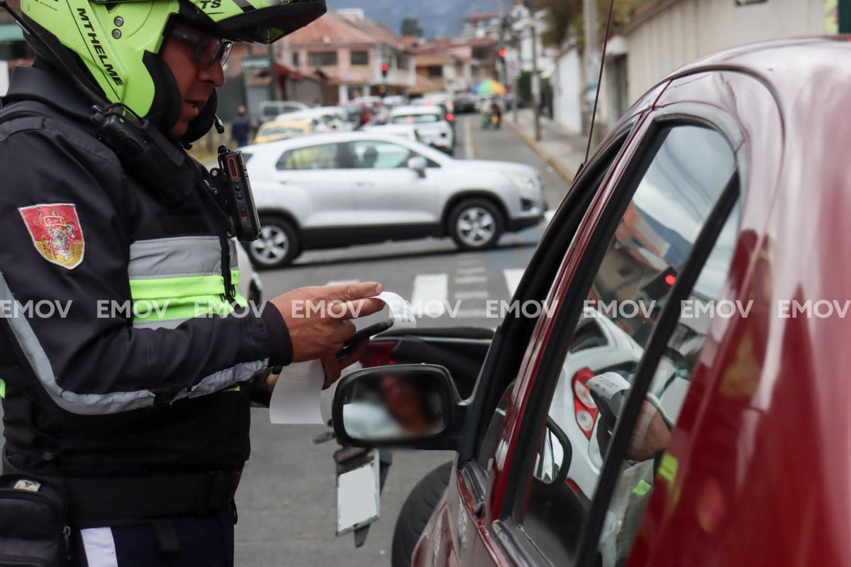 NuevoTiempoCue's tweet photo. #EMOVInforma
Durante un operativo realizado en la calle Rafael María Arízaga y Tarqui, fueron sancionados 3 vehículos por estacionarse sobre la ciclovía.
🚴♀️ Respetar estos espacios es respetar a quienes se movilizan en bicicleta. https://t.co/di2JddlK5G