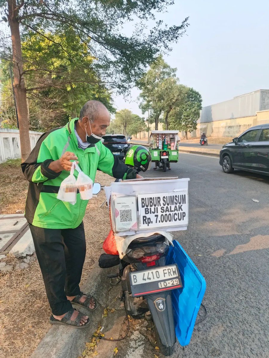 mamahmuda1_'s tweet photo. kaka2 bantu larisin dagangan bapaknya yuk.. beliau semangat banget jualan bubur sumsum nya btw enak lembut.. lokasi nya setelah masjid izzatul grand wisata kec. tambun selatan kab. bekasi https://t.co/JaofhOlbet