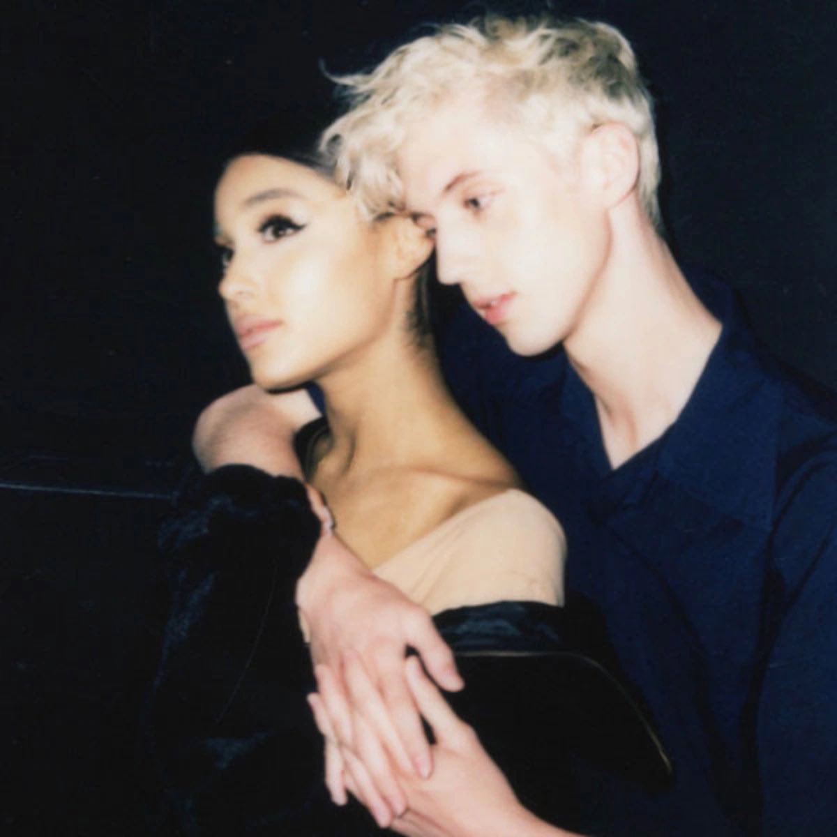 arianagrandebr's tweet photo. Ariana Grande apoiando o novo single “Party”, de Troye Sivan.

— “Estrela mais brilhante. Eu te amo.” https://t.co/kRqRfMjE4r