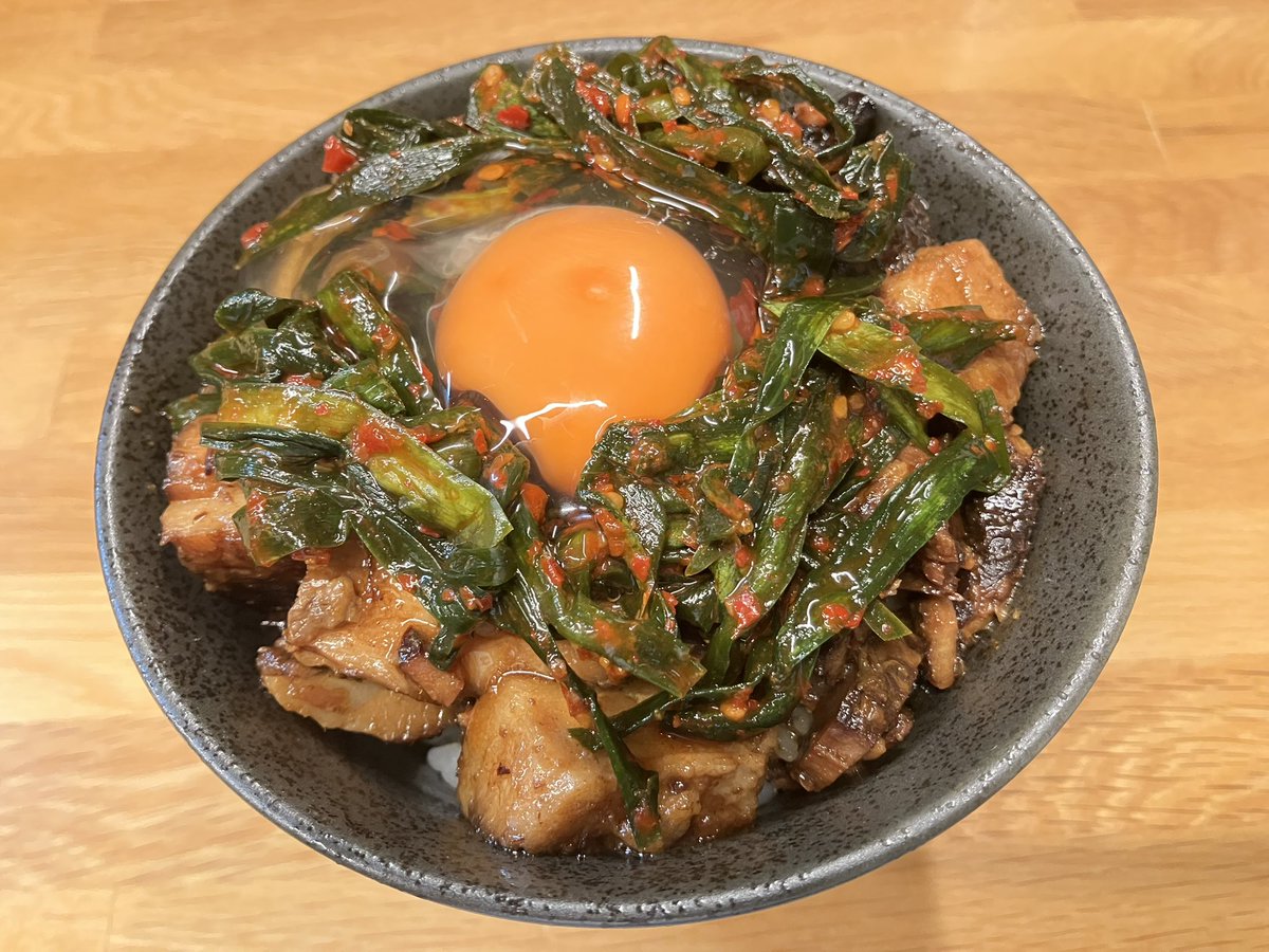 hirobuchiii's tweet photo. 味噌っ子ふっく@荻窪 

濃厚な味噌クリーミースープ

動物系の旨みと野菜の甘みが溶け出し、トロっトロ

吊るし焼きの肩ロース焼豚が、さらに柔らかくなってます

安定の美味しさ👌

担々麺特盛り＋辛め、痺れ1.5
味噌らーめん特盛り＋チャーシュー増し×2
麻薬飯

#味噌っ子ふっく https://t.co/3eXcvQLqyf