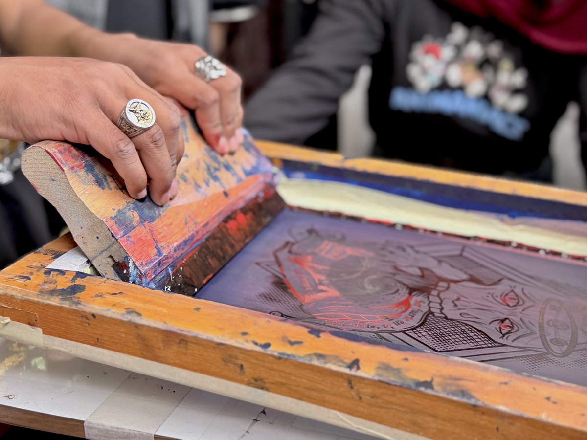 BronxDC_Bogota's tweet photo. #AquíSíPasa en La Esquina Redonda —Co-Laboratorio de Creación y Memoria del #BDC— los procesos son un camino constante junto a los jóvenes del Servicio Social Restaurativo de #Forjar. Aquí, el arte, la cultura y la memoria se convierten en herramientas vivas para transformar realidades y fortalecer proyectos de vida.
En esta jornada, conectamos desde la estrategia #CreActivandoTerritorios y #SembrandoMemorias, donde exploramos la teoría del color y los fundamentos de la serigrafía para llevar las ideas a un ejercicio práctico de impresión, dialogamos sobre las dinámicas territoriales y la historia del sector marcadas por las voces que han construido la maqueta de la antigua calle de "La L", y nos conectamos con la tierra a través de la huerta, entendiendo que el cuidado ambiental y social van de la mano.
La Administración Distrital cree en el potencial de los jóvenes, haciendo posible que espacios como este impulsen estrategias de inclusión productiva, oficios cotidianos y nuevas oportunidades para construir futuro. ¡Aquí se crea, se aprende y se transforma en comunidad! ✨