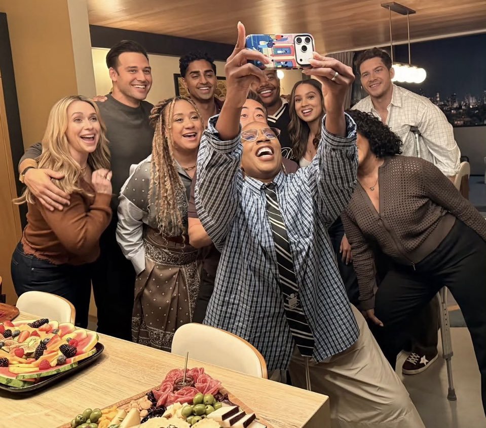 minipink26's tweet photo. We really have the best cast on television :))) I love them with my whole heart <3 https://t.co/AiMAUecl0a