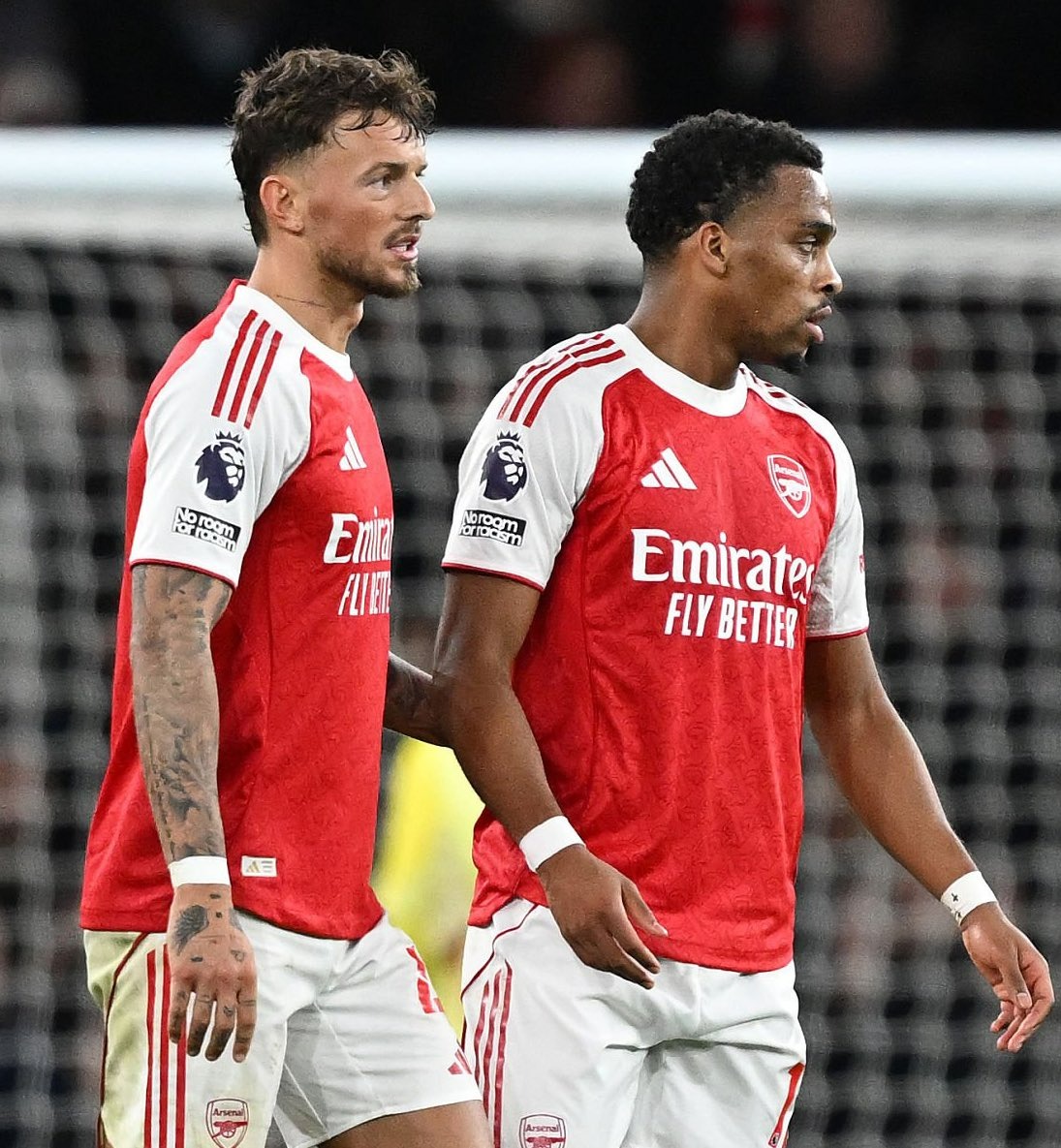 ArsenalZNE's tweet photo. Stephen Smith (CEO of Kitman Labs) explains why Arsenal have so many injuries at full back 😳:

"Full-back is certainly one of the most demanding positions on the field and the data backs it up.

Distance covered over 90 minutes is generally topped by central midfielders but the honest picture is demand for a full-back isn’t about total mileage, it is about the type of running – repeated, explosive sprints up and down the same channel, sudden changes in direction and movement, recovering at pace only to bomb forward again a minute later. 

That kind of repeated, high-speed loading is what tends to produce the soft tissue and muscular issues we see cropping up. 

So for Arsenal, the staff and those players, it is about very specific load management to overcome the accumulation of those efforts in a match. It’s a huge toll on the body. 

There is the risk of significantly more muscle fibre damage doing things like that because it is not the distance that makes the role so demanding, it is the repeated explosive efforts that can cause much more wear and tear."