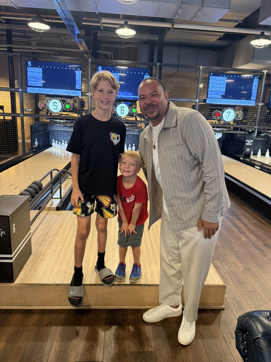 PrincipalBlythe's tweet photo. π³π You never know where youβll run into a GlobeTrotter! While at the IASP District 7 meeting on Mass Ave, I ran into 3rd grader Barrett & his family at Pins Mechanical Co. for some duckpin bowling! And little brother Brooks will be a GlobeTrotter soon! ππ #mecELITE https://t.co/B6X2U3ThOR