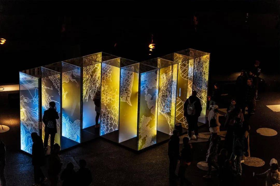 1703Karyy's tweet photo. Step into a light and shadow art installation—glowing crystals shift shapes as you move, turning every step into a whimsical masterpiece.， https://t.co/xhSm51MQs7