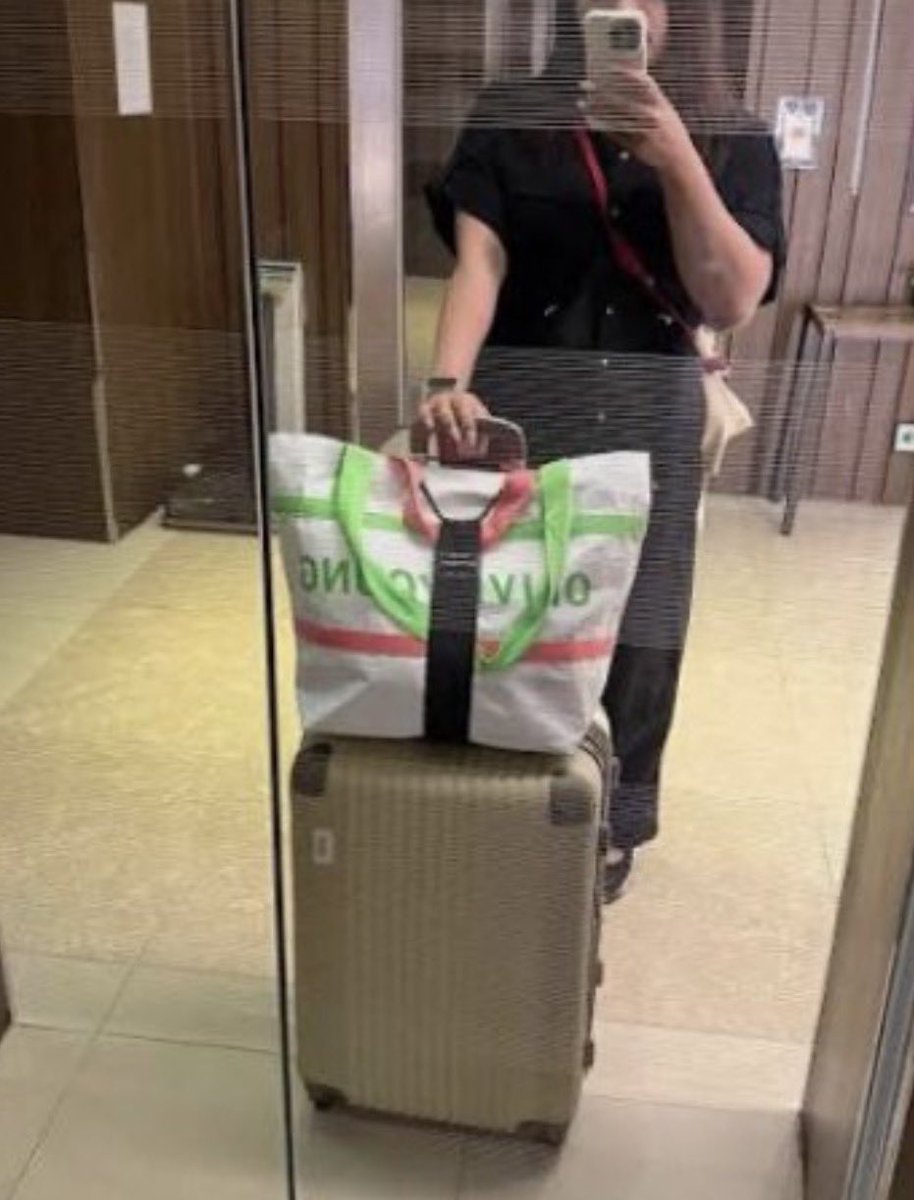 Eveniffen's tweet photo. オリヤンのこのバッグ考えた人天才すぎる‼️‼️‼️‼️300円しかしないのにサイズも大きくてファスナーまで付いてるからか今年200万個も売れたらしい。型崩れしにくいように底板もあるし内ポケットまで付いてた。すご。
機内持ち込みバッグとして使ったあと日本に帰ってからコインランドリー用にするのにもいい笑。