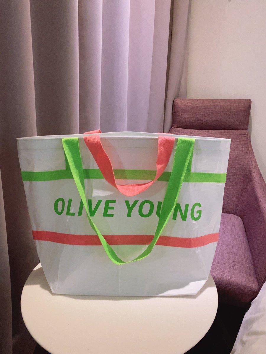 Eveniffen's tweet photo. オリヤンのこのバッグ考えた人天才すぎる‼️‼️‼️‼️300円しかしないのにサイズも大きくてファスナーまで付いてるからか今年200万個も売れたらしい。型崩れしにくいように底板もあるし内ポケットまで付いてた。すご。
機内持ち込みバッグとして使ったあと日本に帰ってからコインランドリー用にするのにもいい笑。