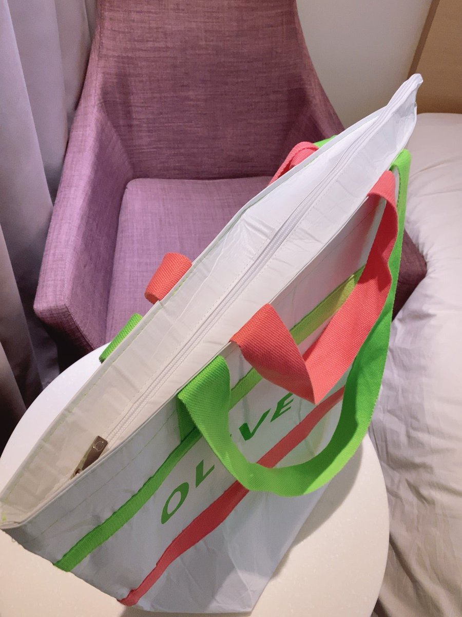 Eveniffen's tweet photo. オリヤンのこのバッグ考えた人天才すぎる‼️‼️‼️‼️300円しかしないのにサイズも大きくてファスナーまで付いてるからか今年200万個も売れたらしい。型崩れしにくいように底板もあるし内ポケットまで付いてた。すご。
機内持ち込みバッグとして使ったあと日本に帰ってからコインランドリー用にするのにもいい笑。