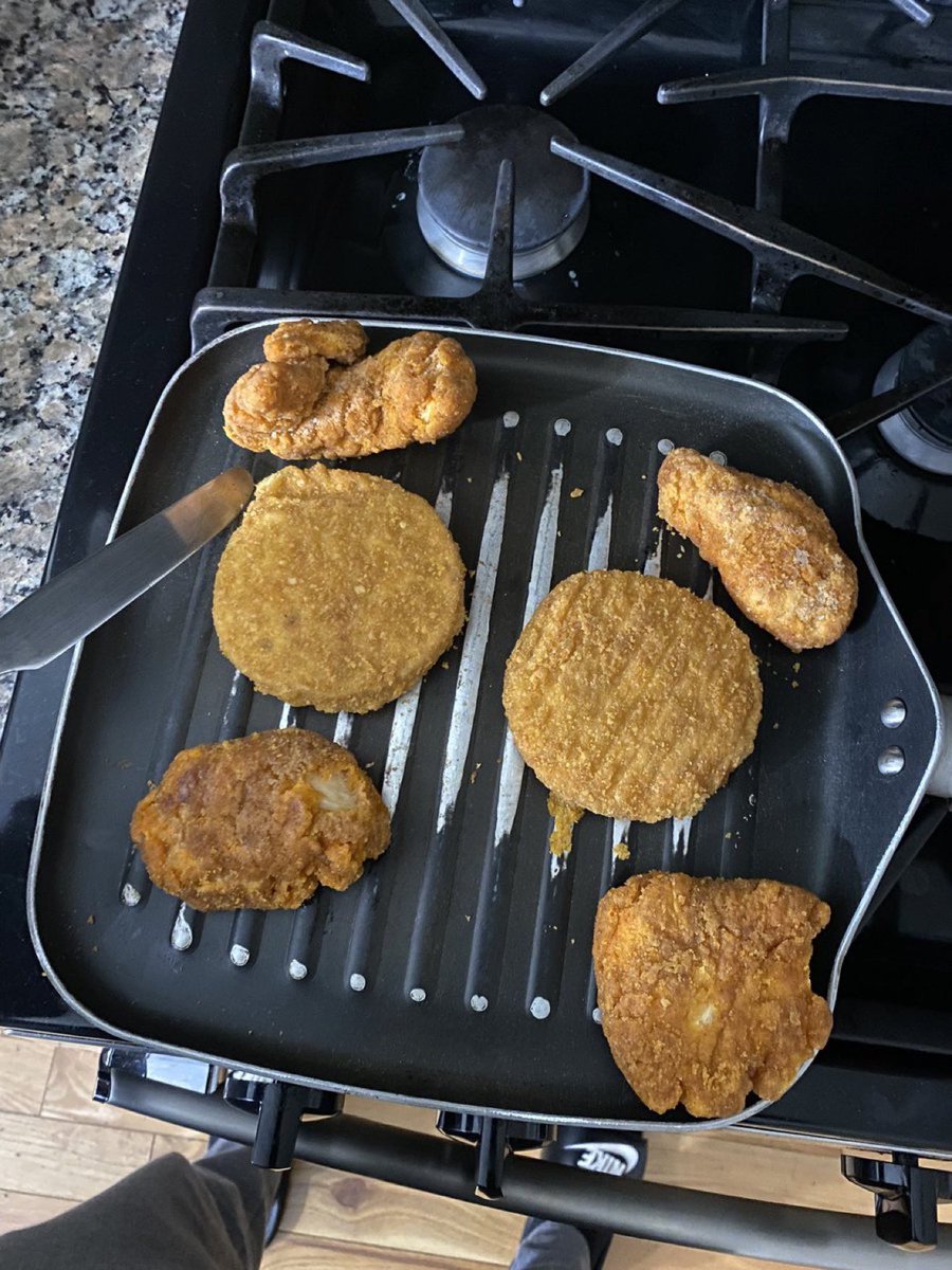 fentanysl's tweet photo. @4PF_Rami Chicken sandwiches and Buffalo chicken strips coming up👨‍🍳 by yours truly. Mannn I’m showered. I smell good. I feel good. The wife’s happy. I mean it can’t get better than this. It can’t. https://t.co/oypQ8mnjdb