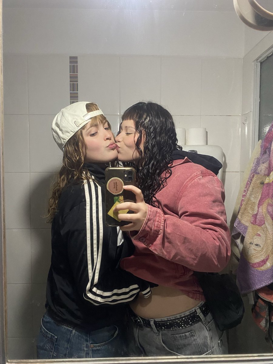 kdevittta's tweet photo. literal hoy hace un año que nos conocemos💘💘💘 https://t.co/03Dcj34t6w