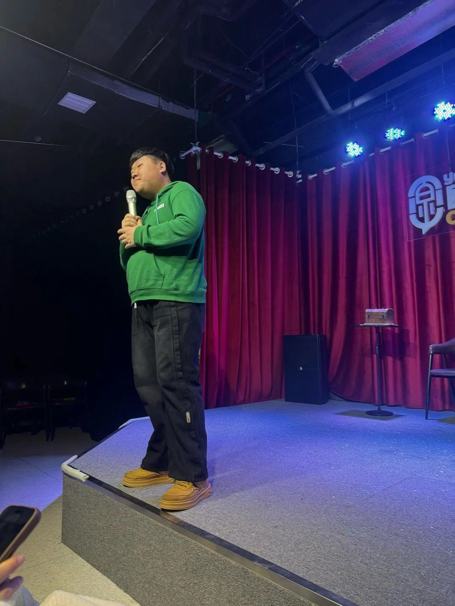 ninyo41591230's tweet photo. Just bombed my first open mic set so hard the mic tech started handing out tissues to the audience for my sad attempts at a joke. Send snacks and sympathy stat. https://t.co/I1R3nSvf8O