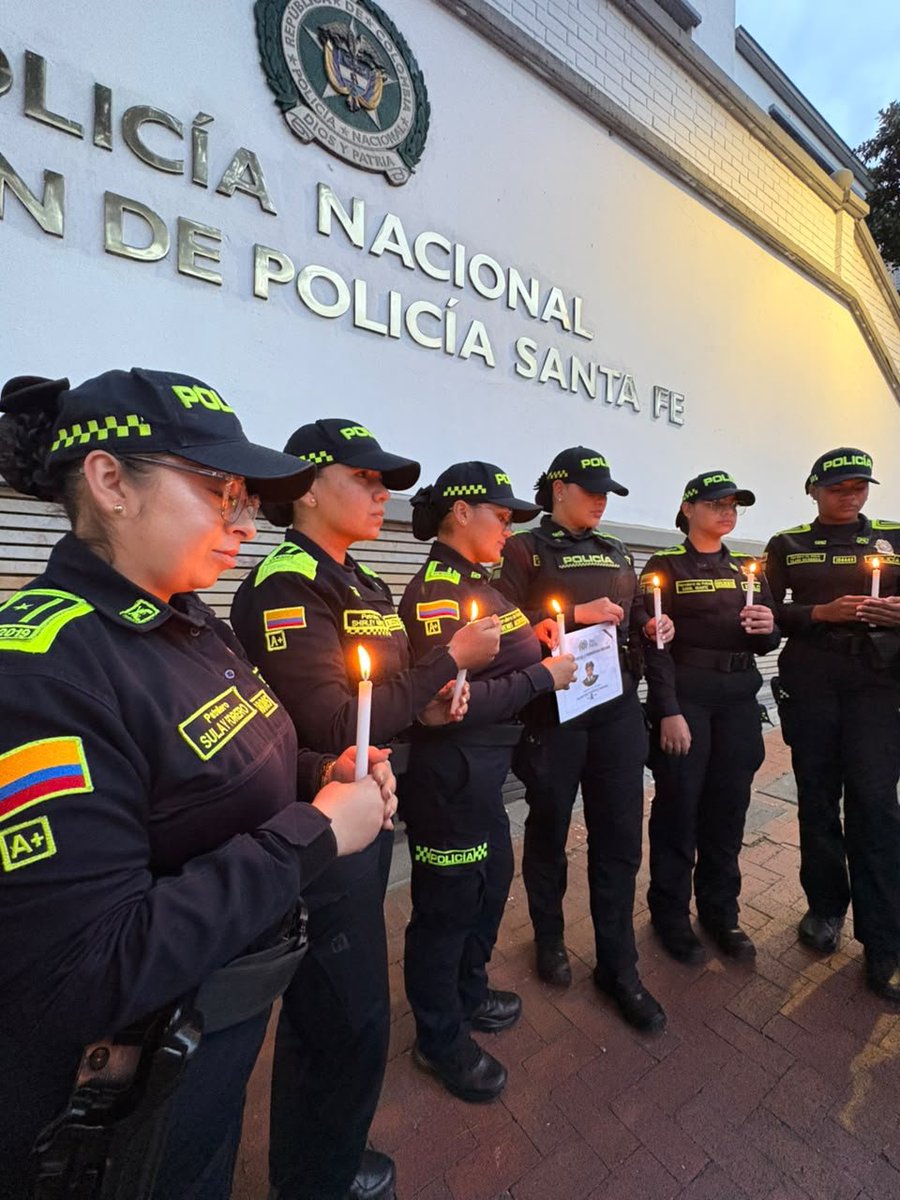 PoliciaBogota's tweet photo. La familia policial despide con profundo dolor a una de sus hijas.

La patrullera Yenifer Ordóñez entregó su vida al servicio de Colombia, dejando un legado de vocación y valentía.

Su ejemplo permanecerá por siempre en nuestra Institución
Hasta siempre, compañera #DiosYPatria https://t.co/xih4T4sRwL