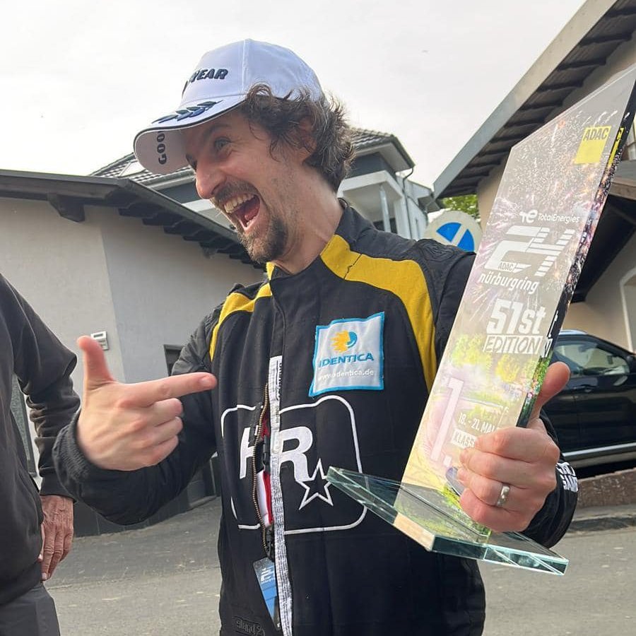 CentralGTABR's tweet photo. O responsável pelas FÍSICAS dos CARROS em GTA 6 também é um PILOTO DE CORRIDA na vida real! 🤯🏎️

Se trata de Ben Lyons, que ajudou a liderar a Rockstar Racing, que venceu sua classe nas 24 horas de Nürburgring em 2022.

(Via @GTAlphaintel)