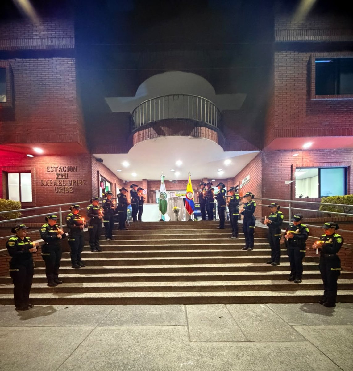 PoliciaBogota's tweet photo. La familia policial despide con profundo dolor a una de sus hijas.

La patrullera Yenifer Ordóñez entregó su vida al servicio de Colombia, dejando un legado de vocación y valentía.

Su ejemplo permanecerá por siempre en nuestra Institución
Hasta siempre, compañera #DiosYPatria https://t.co/xih4T4sRwL