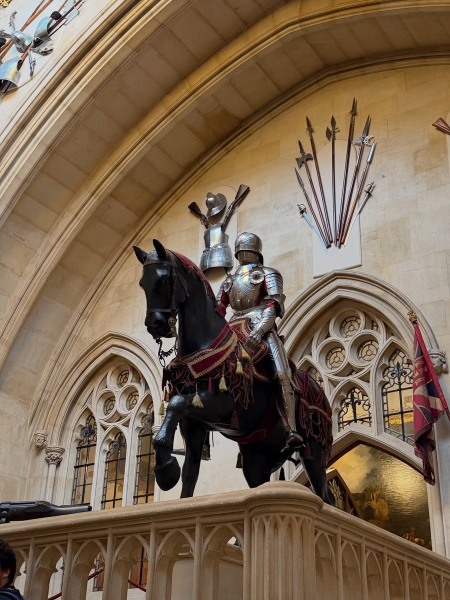 PixiePatro's tweet photo. Strolling through Windsor Castle
#RoyalHistory   #DayInMyLife https://t.co/u0d5PqC0MV
