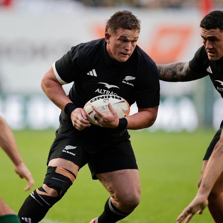PasionPorRugby's tweet photo. Según un documento filtrado de New Zealand Rugby (NZR) obtenido por Stuff, el organismo podría perder hasta $66 millones de dólares en los próximos 5 años y advierte que el modelo actual es "claramente insostenible", en la antesala de una cumbre de rugby convocada para el Jueves 24 de Septiembre.

El informe, titulado "Rugby System Programme - Rugby Summit Pre-read", señala que NZR prevé una pérdida neta de $27 millones de dólares en 2026, con pagos a jugadores de $95 millones en todas las entidades. Se proyectan pérdidas netas acumuladas de $107 millones para el período 2024-2028.

También se señala que los All Blacks son el único equipo nacional que genera ingresos para NZR, con un resultado neto proyectado de $38 millones para 2026. Las Black Ferns encabezan la lista de equipos más costosos con un déficit de $11 millones, seguidas por los All Blacks Sevens y Black Ferns Sevens con alrededor de $2,5 millones cada uno.

Ninguna de las competiciones domésticas es rentable, con pérdidas de $11 millones para Super Rugby Pacific y $8 millones para Super Rugby Aupiki. El documento también menciona la amenaza del rugby league: los partidos de NRL atraen 28 millones de horas de visualización en Nueva Zelanda, frente a los 19 millones de Super Rugby y 14 millones del NPC. Un informe previo de Deloitte ya había advertido que el modelo de Super Rugby sería estructuralmente insostenible en 5 años.
#Rugby #NZR #Staff